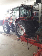 Carica l&#39;immagine nel visualizzatore di Gallery, Massey Ferguson 5711 M Dyna 4